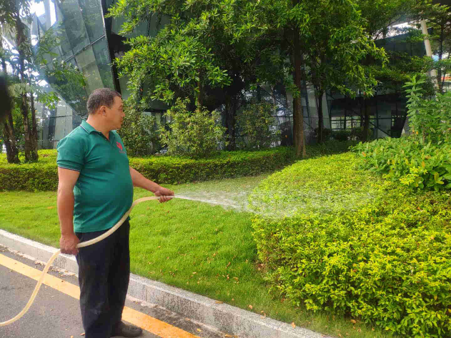 小區綠化養護澆水