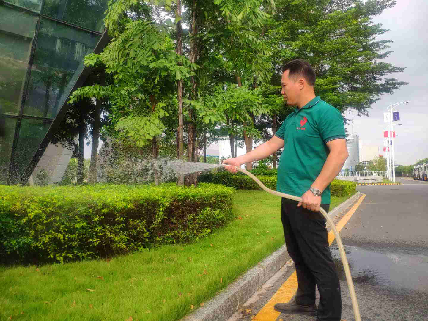 小區綠化養護澆水